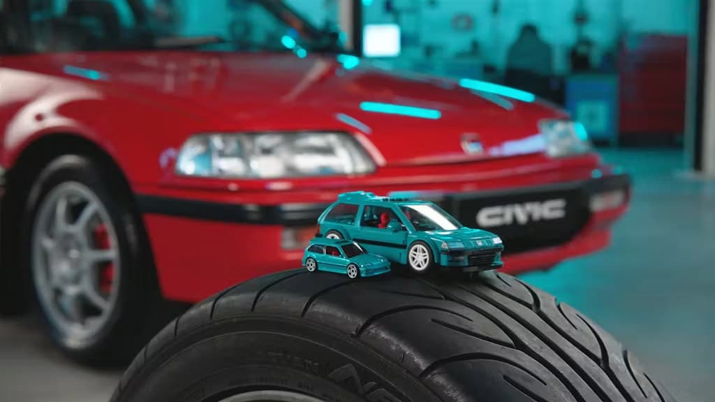 Honde gredo neposredno v garažo Mattel Brick Shop