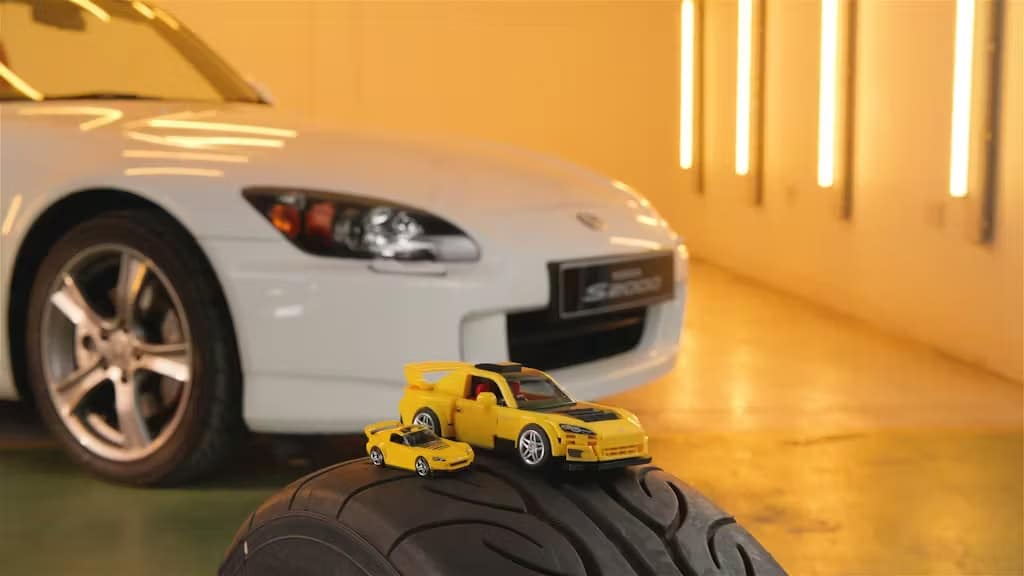 Honde gredo neposredno v garažo Mattel Brick Shop