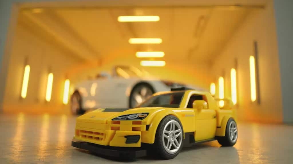 Honde gredo neposredno v garažo Mattel Brick Shop