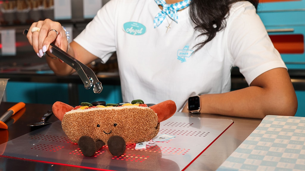 Jellycat Diner se predstavlja s svežo plišasto figuro in jedilnikom