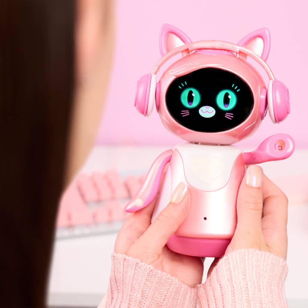 EmotoBOT iz Just Play ima samostojno osebnost