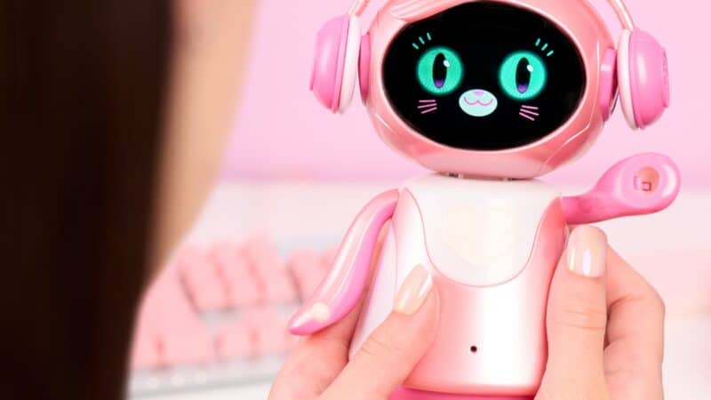 EmotoBOT iz Just Play ima samostojno osebnost