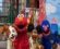 Elmo in prijatelji še naprej delijo lekcije v 54. sezoni Ulice Sezam.