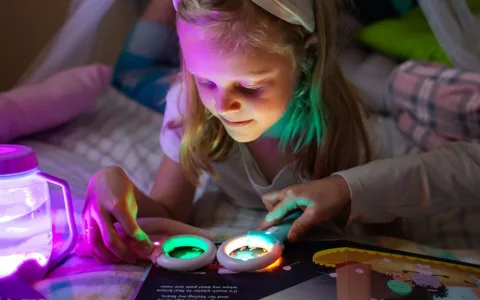 Glo Pals z novimi svetlečimi knjigami osvetljuje pripovedovanje zgodb