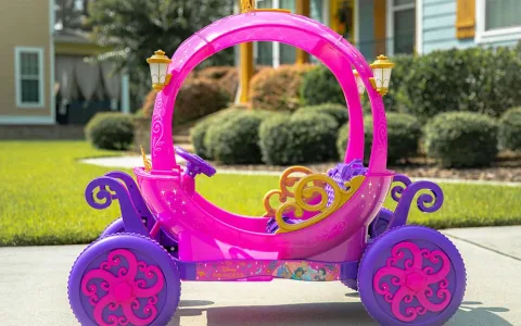 Fisher-Price predstavlja Mali ljudje v vlogi Hudičevka Prade na modni pisti