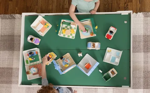 Odhodite se na izlet na Cheery Lane z novo kolekcijo Melissa & Doug