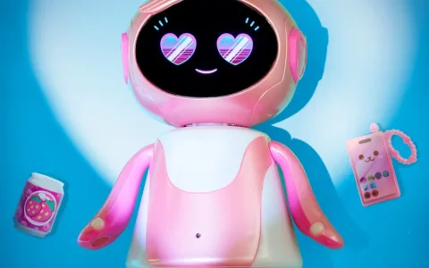 EmotoBOT iz Just Play ima samostojno osebnost