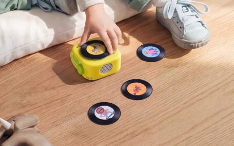 Chechirp Spin glasbena igra za majhne