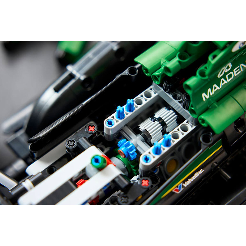 LEGO® Technic: Aston Martin Aramco AMR25 F1® avto (42240) slika 10