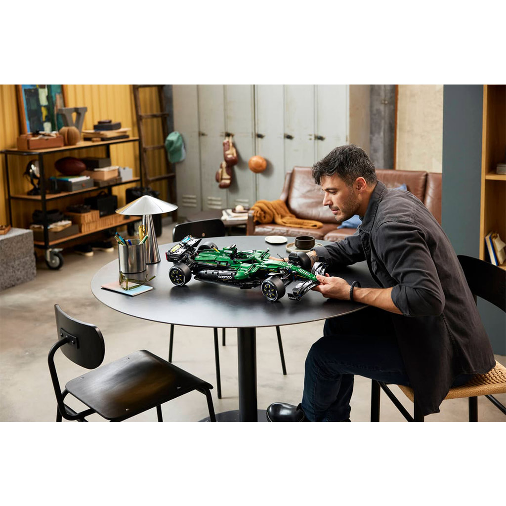 LEGO® Technic: Aston Martin Aramco AMR25 F1® avto (42240) slika 13
