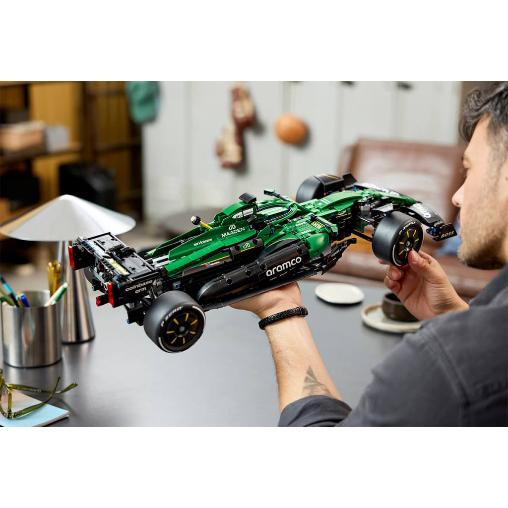 LEGO® Technic: Aston Martin Aramco AMR25 F1® avto (42240) slika 14