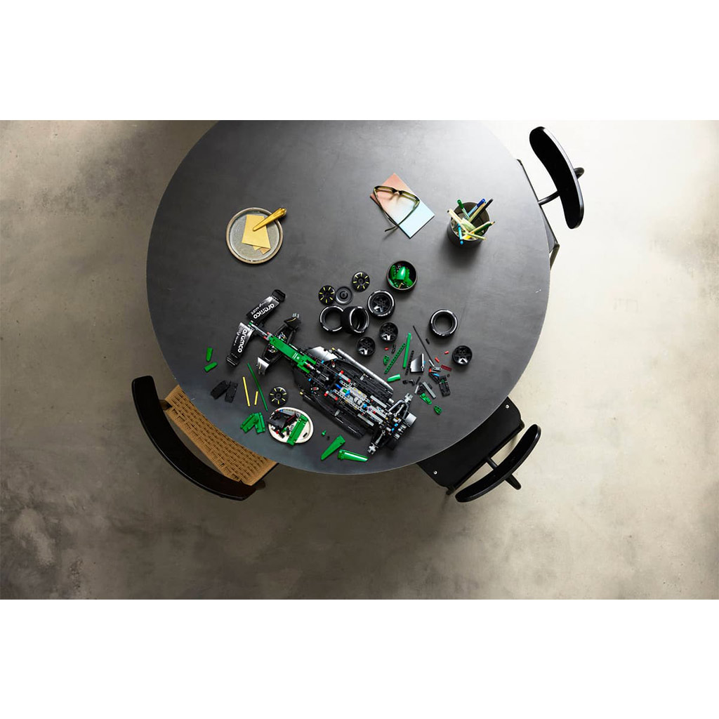 LEGO® Technic: Aston Martin Aramco AMR25 F1® avto (42240) slika 8