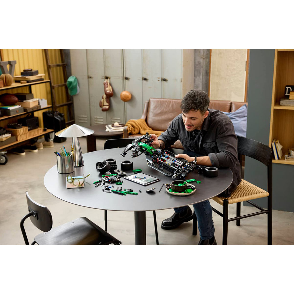 LEGO® Technic: Aston Martin Aramco AMR25 F1® avto (42240) slika 9