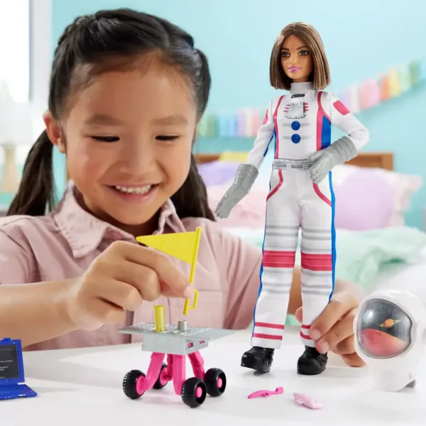 Barbie: 65. obletnica kariere igralni set - Astronavtka lutka z dodatki - Mattel slika 5
