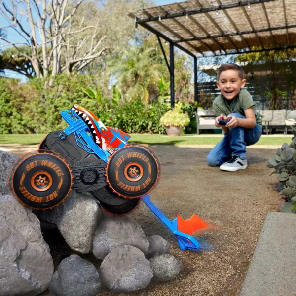 Hot Wheels Monster Trucks: Mega Tiger Shark RC daljinsko upravljani avto - Mattel slika 3
