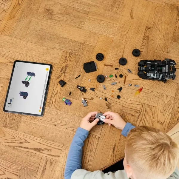 LEGO® Batman: Batman™ Tumbler proti Dvema obrazoma™ in Jokerju™ (76303) slika 3