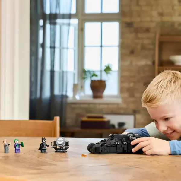 LEGO® Batman: Batman™ Tumbler proti Dvema obrazoma™ in Jokerju™ (76303) slika 4