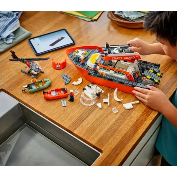 LEGO® City: Reševalni čoln in helikopter obalne straže (60504) slika 5