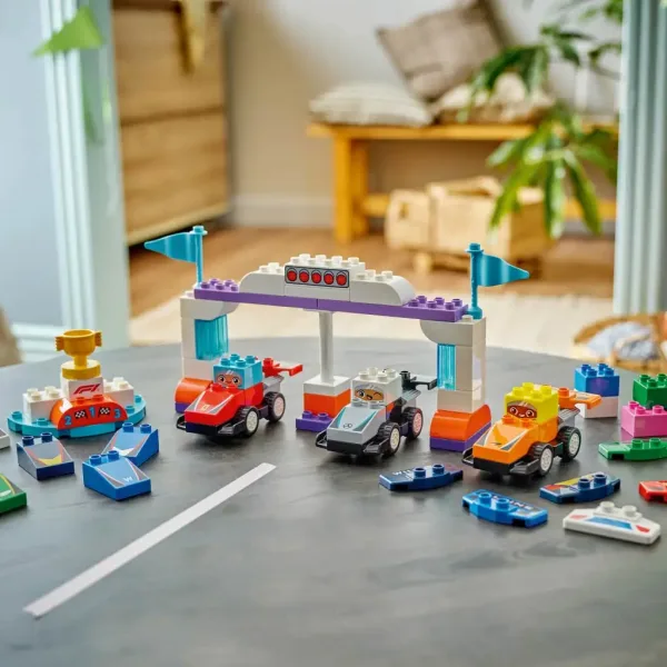 LEGO® DUPLO®: F1® dirkalni avtomobili in vozniki (10445) slika 3