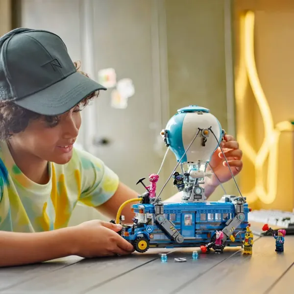 LEGO® Fortnite: Bojni avtobus (77073) slika 3