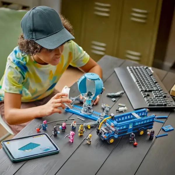 LEGO® Fortnite: Bojni avtobus (77073) slika 4