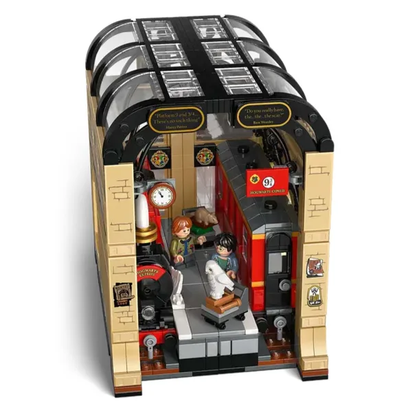 LEGO® Harry Potter: Bralni kotiček: Bradavičarka™ ekspres (76450) slika 4