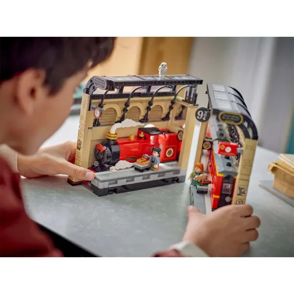 LEGO® Harry Potter: Bralni kotiček: Bradavičarka™ ekspres (76450) slika 8