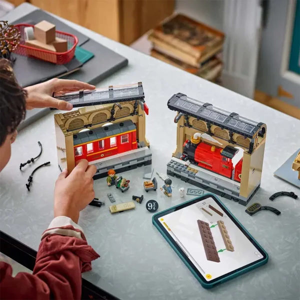LEGO® Harry Potter: Bralni kotiček: Bradavičarka™ ekspres (76450) slika 9