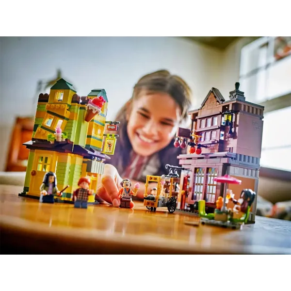 LEGO® Harry Potter: Prava tekma quidditcha™ – športna trgovina in sladoledarna (76452) slika 6