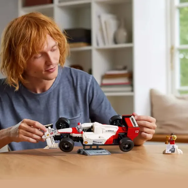 LEGO® Icons: McLaren MP4/4 in Ayrton Senna (10330) slika 7