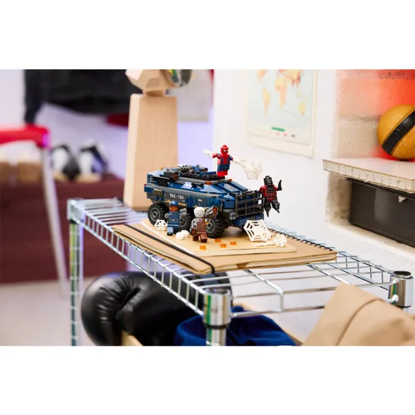 LEGO® Marvel: Spider-Man: Zasledovanje zaporniškega prevoza (76349) slika 8