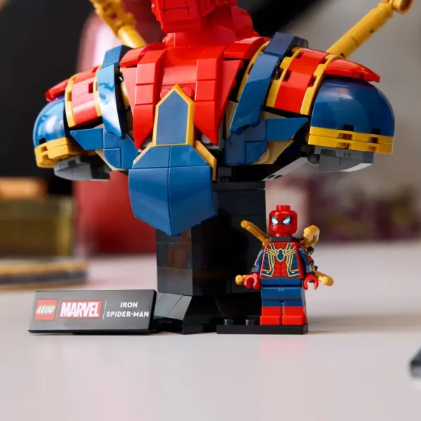LEGO® Marvel: doprsni kip Iron Spider-Mana (76326) slika 4