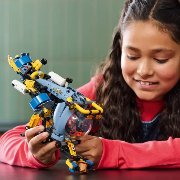 LEGO® Technic: Globoko-morska raziskovalna podmornica (42201) slika 4