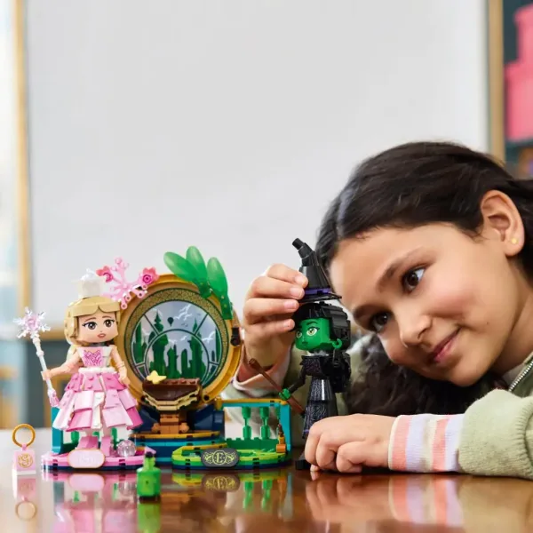 LEGO® Wicked: Elphaba in Glinda figurice (75682) slika 3