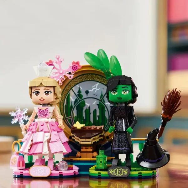 LEGO® Wicked: Elphaba in Glinda figurice (75682) slika 4