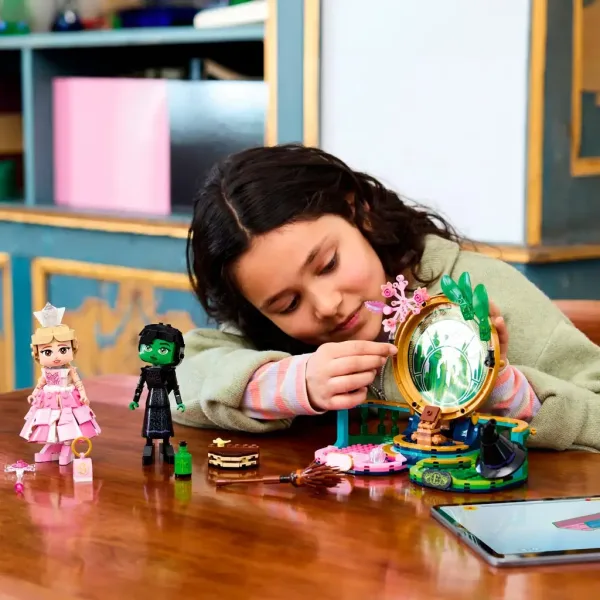LEGO® Wicked: Elphaba in Glinda figurice (75682) slika 6