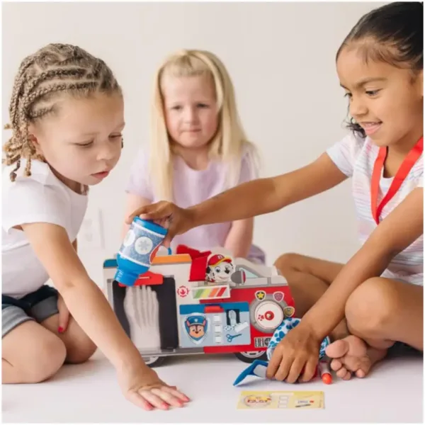 Tačke na patrulji Marshall leseni gasilski tovornjak z dodatki - Melissa & Doug slika 4