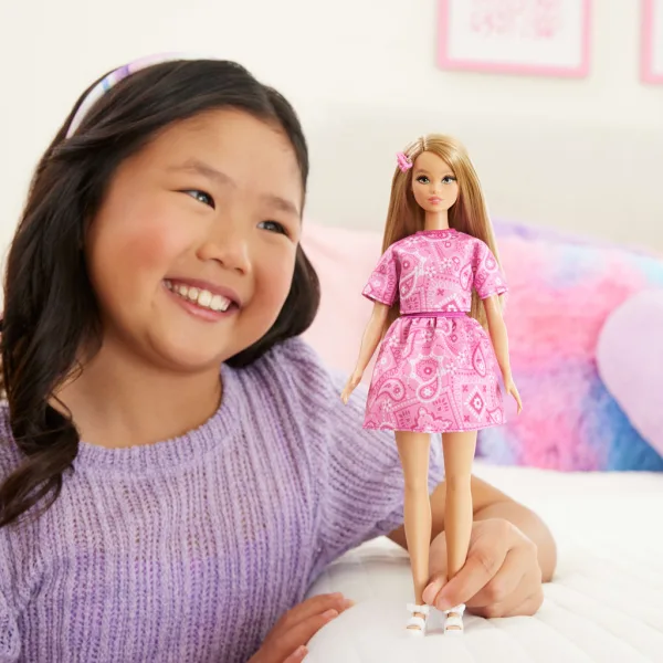 Barbie: Fashionista Prijateljice stilna modna punčka v roza obleki s vzorcem šalov - Mattel slika 4