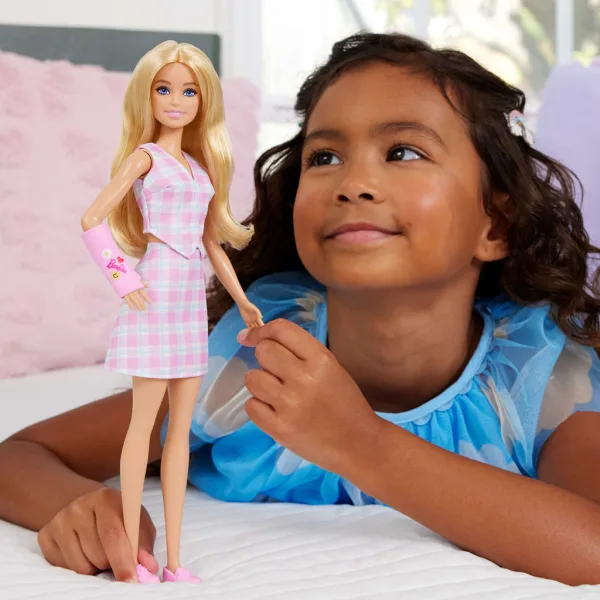 Barbie: Fashionista Prijateljice stilna modna punčka v gipsu v roza karirasti obleki – Mattel slika 5