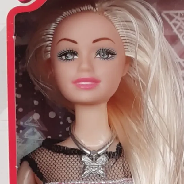 Elegantna 28cm velika modna lutka z dolgimi svetlimi lasmi v črni obleki z dodatki slika 6