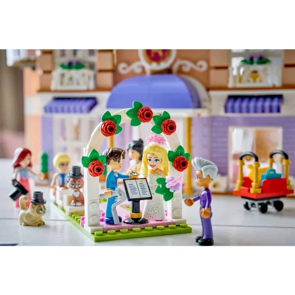 LEGO® Friends: Heartlake City Grand Hotel (42704) slika 7