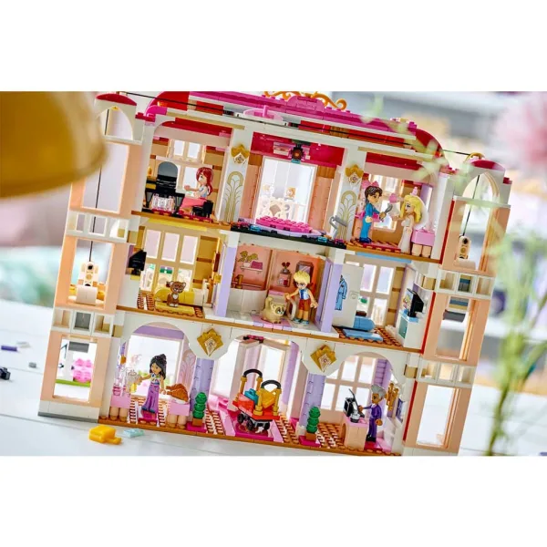LEGO® Friends: Heartlake City Grand Hotel (42704) slika 8