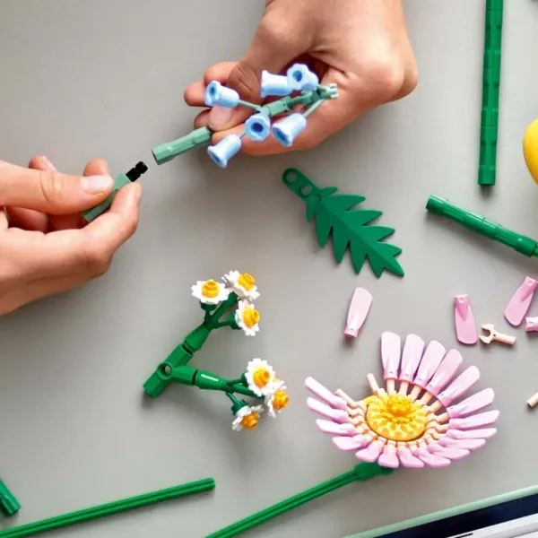 LEGO® Botanicals: Sončno rumen šopek cvetja (10347) slika 3