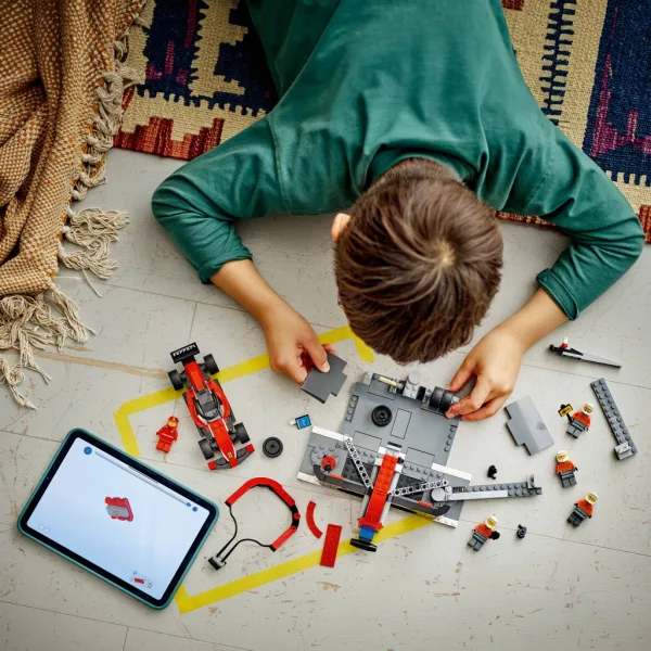 LEGO® City: F1®-ov pit stop in ekipa, s Ferrari avtomobilom (60443) slika 4