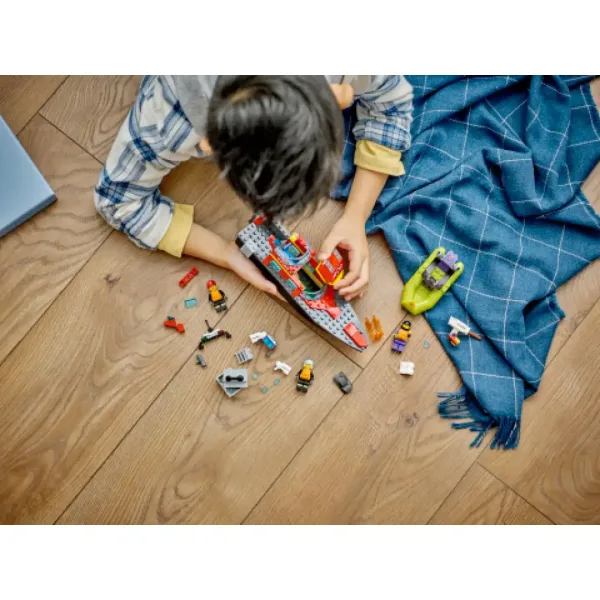 LEGO® City: Gasilska ladja (60373) slika 5