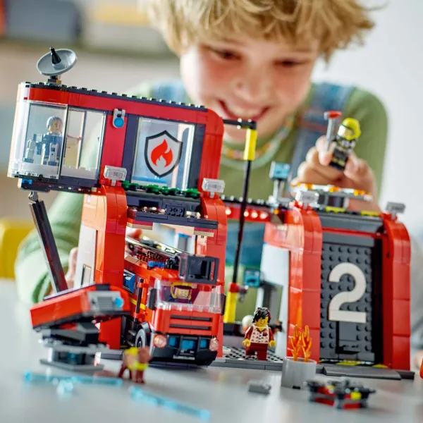 LEGO® City: Gasilska postaja in gasilsko vozilo (60414) slika 5