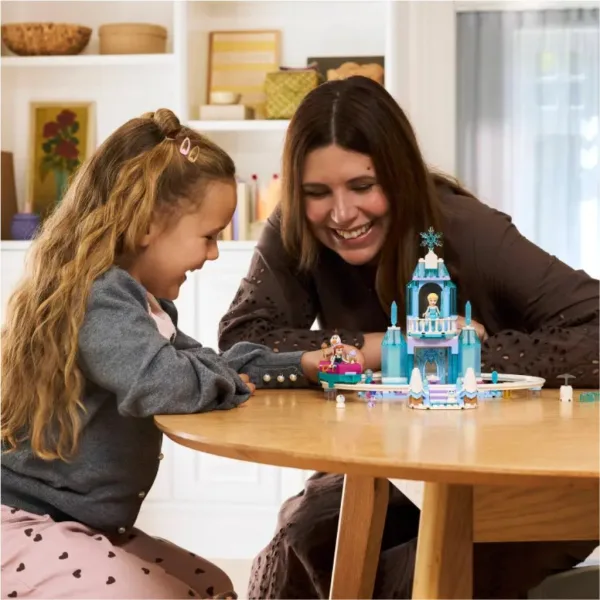 LEGO® Disney: Elsin grad snežaka in njene avanture s sanmi (43281) slika 4