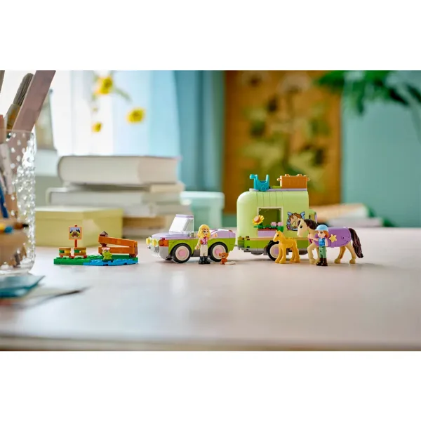 LEGO® Friends: Prikolica za konje in konjeniške prevoze (42695) slika 9