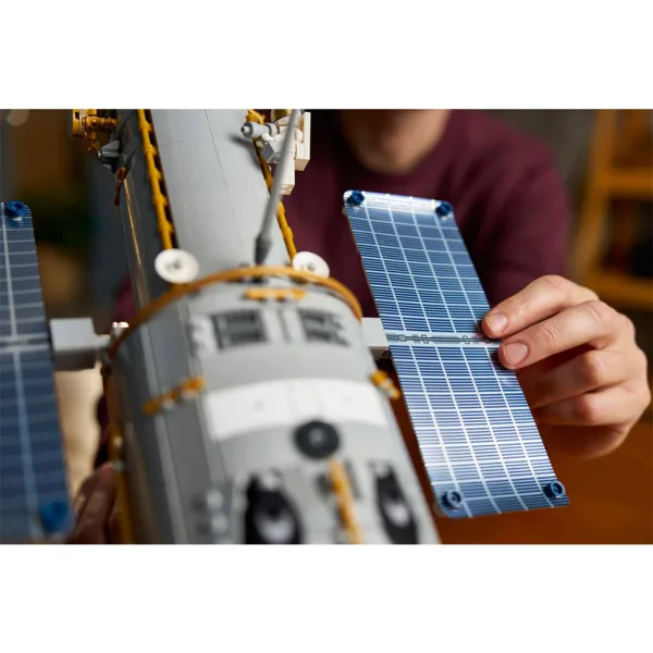 LEGO® Icons: Hubblov vesoljski teleskop (11383) slika 10