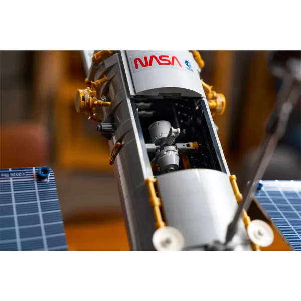 LEGO® Icons: Hubblov vesoljski teleskop (11383) slika 18